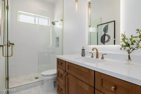 Bath - 1441 E Hoover Ave, Phoenix, AZ 85006 photo 4 of 5