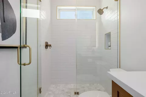 Bath - 1441 E Hoover Ave, Phoenix, AZ 85006 photo 5 of 5