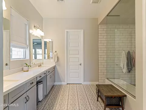 Bath - 3110 E Herrera Dr, Phoenix, AZ 85050 photo 2 of 8