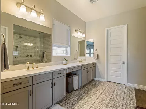 Bath - 3110 E Herrera Dr, Phoenix, AZ 85050 photo 1 of 8