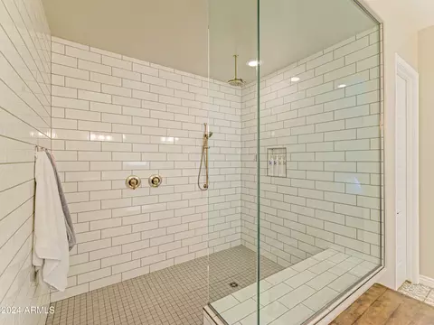 Bath - 3110 E Herrera Dr, Phoenix, AZ 85050 photo 3 of 8