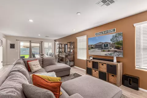Living - 5617 S 30th Gln, Phoenix, AZ 85041 photo 2 of 4