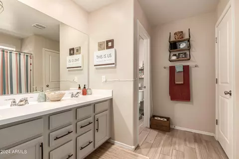 Bath - 5617 S 30th Gln, Phoenix, AZ 85041 photo 1 of 4