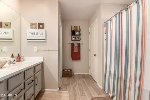 Bath - 5617 S 30th Gln, Phoenix, AZ 85041 photo 2 of 4