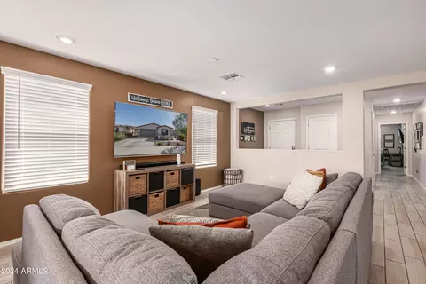 Living - 5617 S 30th Gln, Phoenix, AZ 85041 photo 1 of 4