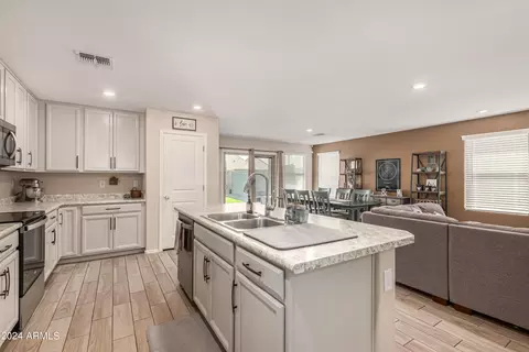 Kitchen - 5617 S 30th Gln, Phoenix, AZ 85041 photo 2 of 4