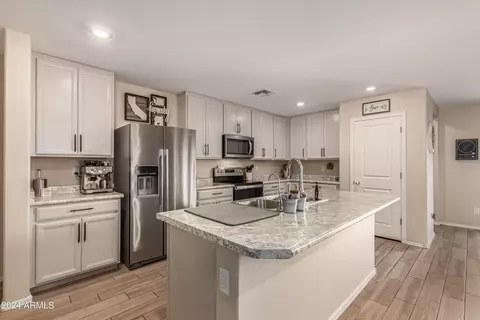 Kitchen - 5617 S 30th Gln, Phoenix, AZ 85041 photo 1 of 4
