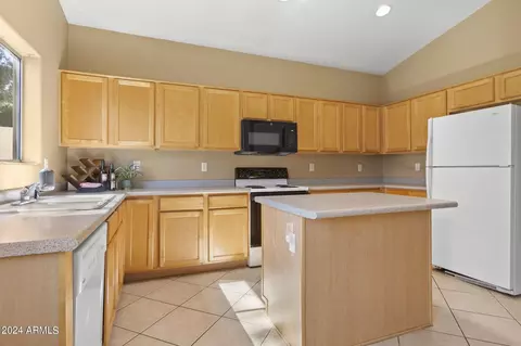 Kitchen - 3243 E Maldonado Dr, Phoenix, AZ 85042 photo 5 of 7