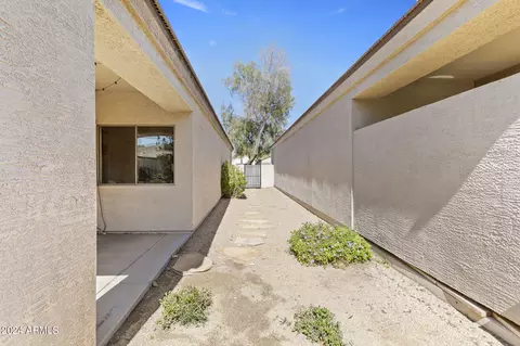 Exterior - 3243 E Maldonado Dr, Phoenix, AZ 85042 photo 4 of 13