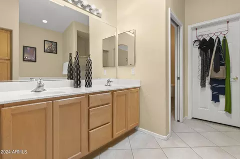 Bath - 3243 E Maldonado Dr, Phoenix, AZ 85042 photo 3 of 5