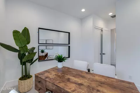Bath - 4346 E Cheery Lynn Rd, Phoenix, AZ 85018 photo 2 of 2