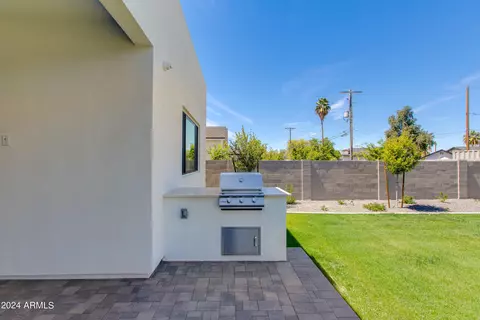 Exterior - 4346 E Cheery Lynn Rd, Phoenix, AZ 85018 photo 5 of 9