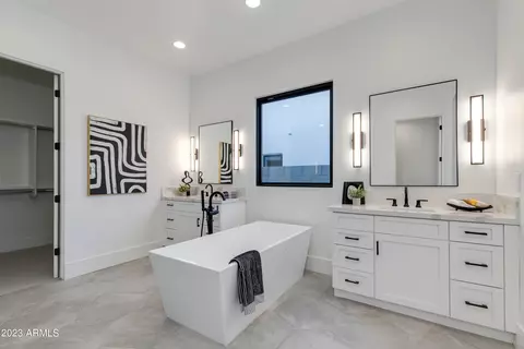 Bath - 4346 E Cheery Lynn Rd, Phoenix, AZ 85018 photo 1 of 2