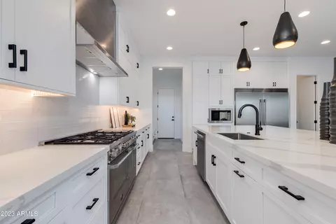 Kitchen - 4346 E Cheery Lynn Rd, Phoenix, AZ 85018 photo 2 of 2