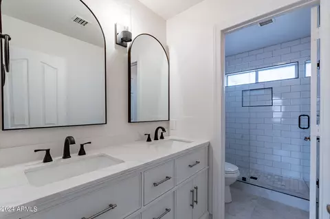 Bath - 818 W Devon Dr, Gilbert, AZ 85233 photo 4 of 5