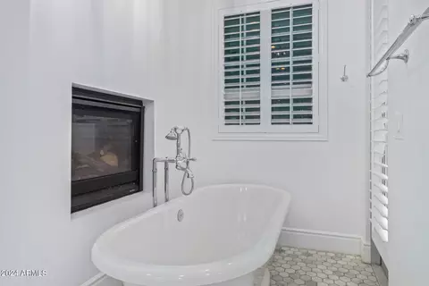 Bath - 4018 E Devonshire Ave, Phoenix, AZ 85018 photo 3 of 6