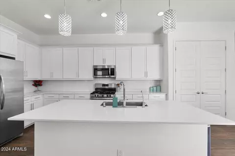 Kitchen - 2325 E Kelly Dr, Gilbert, AZ 85298 photo 2 of 7