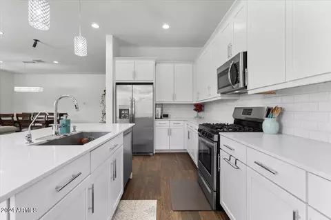 Kitchen - 2325 E Kelly Dr, Gilbert, AZ 85298 photo 4 of 7