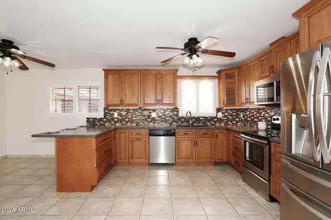 Kitchen - 7541 N 35th Dr, Phoenix, AZ 85051 photo 3 of 5
