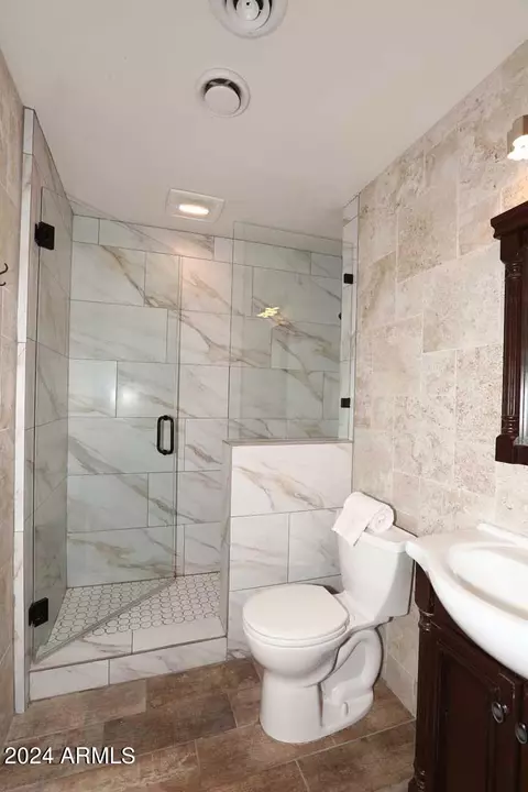 Bath - 7541 N 35th Dr, Phoenix, AZ 85051 photo 2 of 5