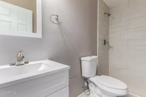 Bath - 1501 W Vineyard Rd, Phoenix, AZ 85041 photo 1 of 3