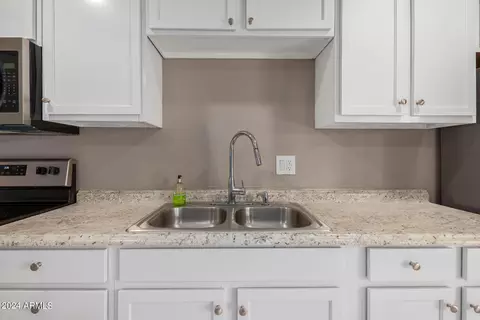 Kitchen - 1501 W Vineyard Rd, Phoenix, AZ 85041 photo 3 of 4