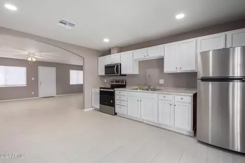 Kitchen - 1501 W Vineyard Rd, Phoenix, AZ 85041 photo 2 of 4
