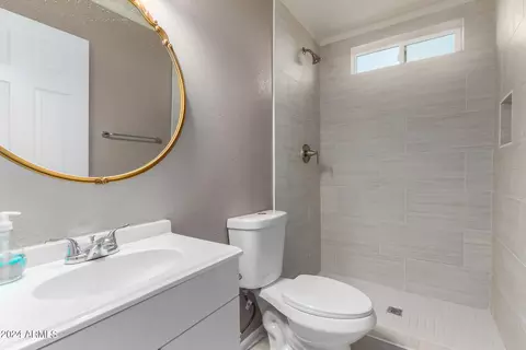Bath - 1501 W Vineyard Rd, Phoenix, AZ 85041 photo 2 of 3