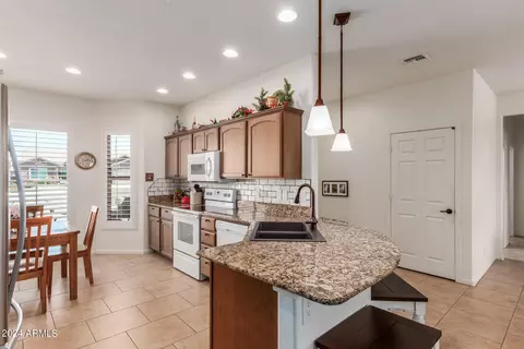 Kitchen - 11511 E Posada Ave, Mesa, AZ 85212 photo 3 of 4