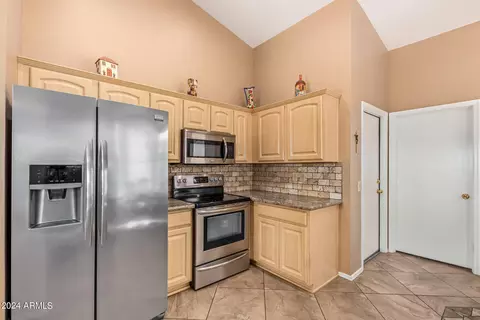 Kitchen - 1593 E Gleneagle Dr, Chandler, AZ 85249 photo 3 of 4