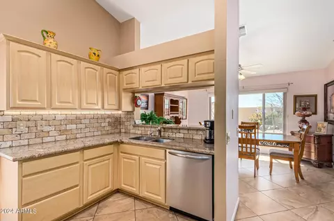 Kitchen - 1593 E Gleneagle Dr, Chandler, AZ 85249 photo 4 of 4