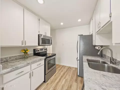 Kitchen - 5525 E Thomas Rd #D6, Phoenix, AZ 85018 photo 6 of 6