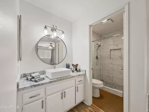 Bath - 5525 E Thomas Rd #D6, Phoenix, AZ 85018 photo 2 of 4