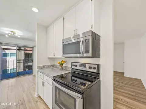 Kitchen - 5525 E Thomas Rd #D6, Phoenix, AZ 85018 photo 3 of 6