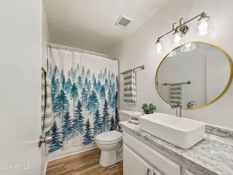 Bath - 5525 E Thomas Rd #D6, Phoenix, AZ 85018 photo 1 of 4