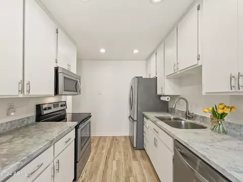 Kitchen - 5525 E Thomas Rd #D6, Phoenix, AZ 85018 photo 4 of 6