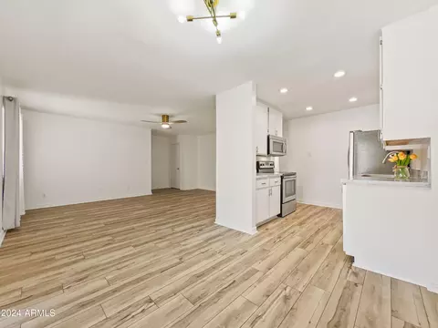 Kitchen - 5525 E Thomas Rd #D6, Phoenix, AZ 85018 photo 5 of 6