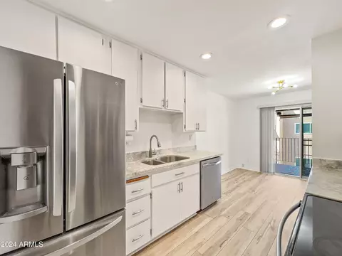 Kitchen - 5525 E Thomas Rd #D6, Phoenix, AZ 85018 photo 1 of 6
