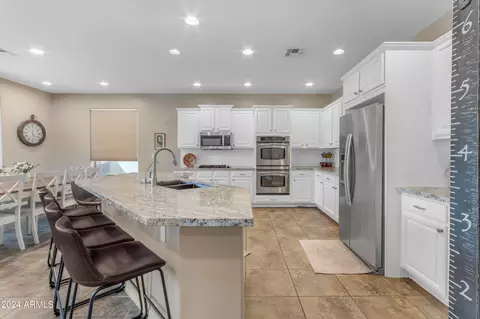 Kitchen - 4053 E Ravenswood Dr, Gilbert, AZ 85298 photo 4 of 6
