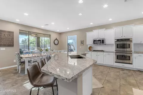 Kitchen - 4053 E Ravenswood Dr, Gilbert, AZ 85298 photo 5 of 6