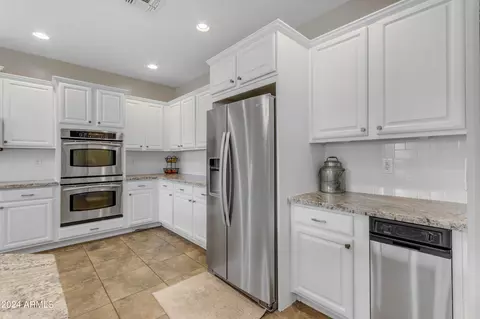Kitchen - 4053 E Ravenswood Dr, Gilbert, AZ 85298 photo 3 of 6