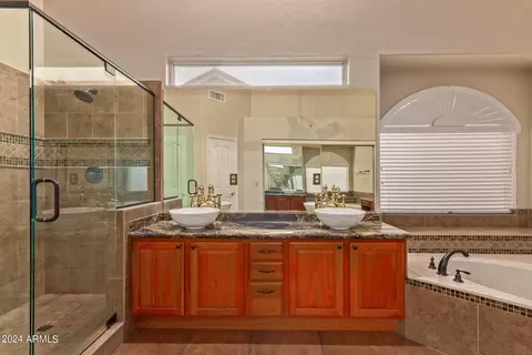 Bath - 1827 E South Fork Dr, Phoenix, AZ 85048 photo 3 of 4