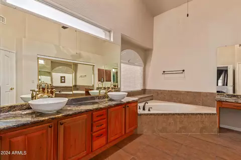 Bath - 1827 E South Fork Dr, Phoenix, AZ 85048 photo 2 of 4