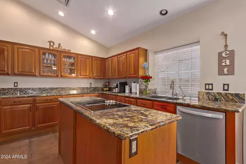 Kitchen - 1827 E South Fork Dr, Phoenix, AZ 85048 photo 6 of 7