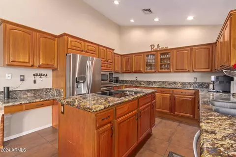 Kitchen - 1827 E South Fork Dr, Phoenix, AZ 85048 photo 5 of 7