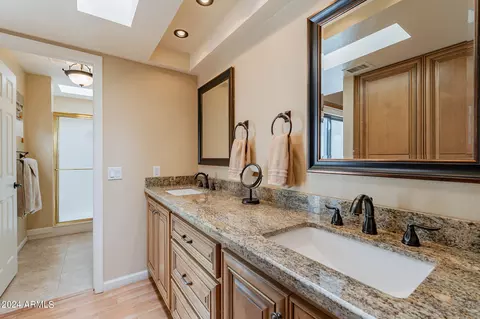 Bath - 4606 E Monte Way, Phoenix, AZ 85044 photo 3 of 4