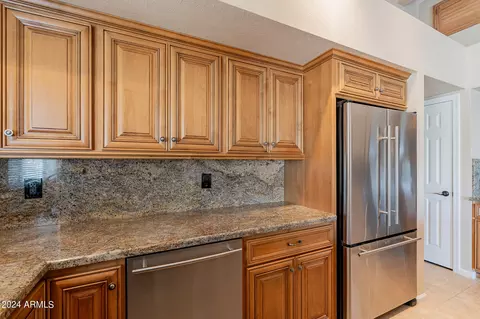 Kitchen - 4606 E Monte Way, Phoenix, AZ 85044 photo 4 of 7