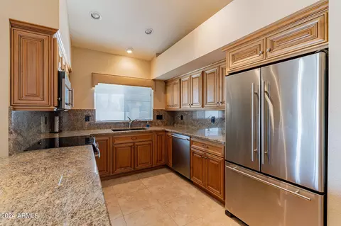 Kitchen - 4606 E Monte Way, Phoenix, AZ 85044 photo 3 of 7