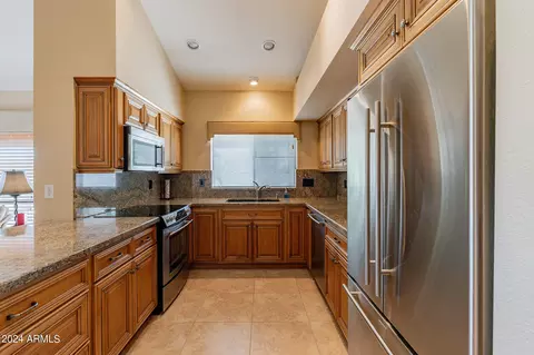 Kitchen - 4606 E Monte Way, Phoenix, AZ 85044 photo 2 of 7