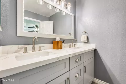 Bath - 3453 E Libby St, Phoenix, AZ 85032 photo 2 of 4